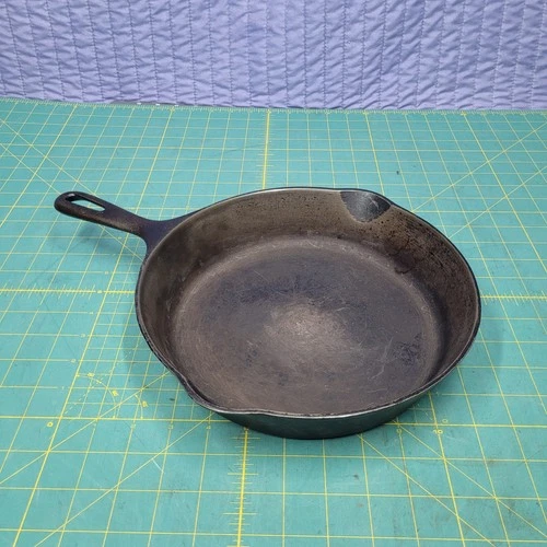 No 7 Unmarked Wagner Ware Cast Iron Skillet 9-3/4" Cast Iron Good Condition