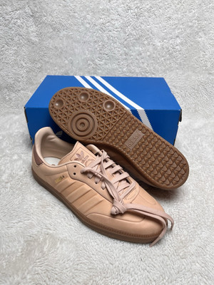 Size 9.5 men display picture 1