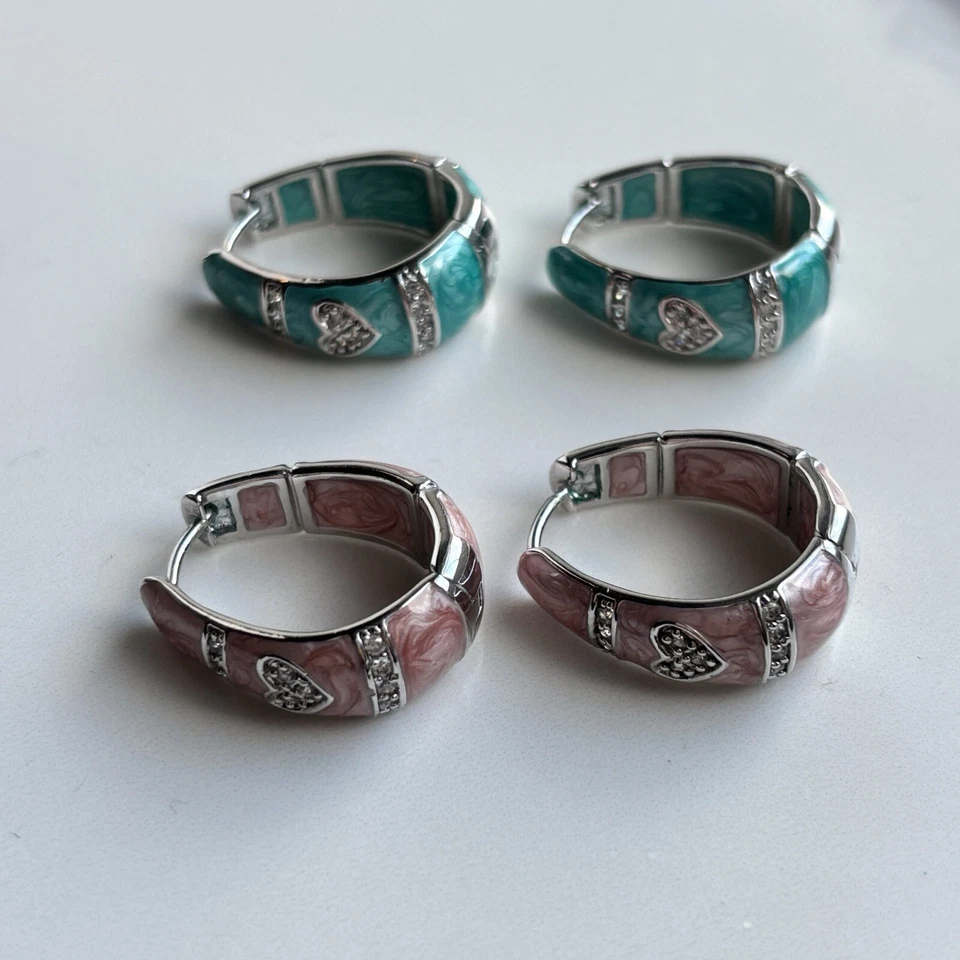 Juego de 2 pendientes de aro LAUREN G ADAMS Pave Love Huggie turquesa y rosa Foto 4 de 4