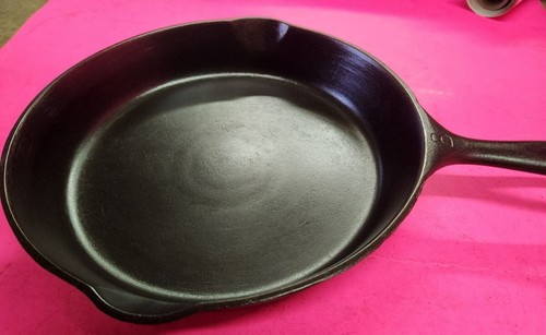 Vintage GRISWOLD 722 No.8 VICTOR, CAST IRON SKILLET w/ HEAT RING - RESTORED - Picture 6 of 7