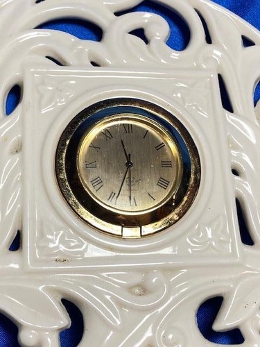 Reloj de escritorio Lenox China 5" Arch Pierce de la colección Timely Traditions - Imagen 3 de 4