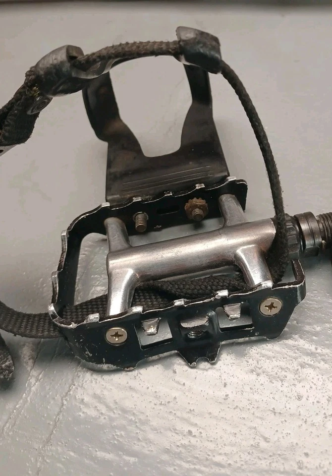 Wellgo LU-950 Performance Road Bicycle Pedals w/ Toe Clips & Straps - Image 3 of 4