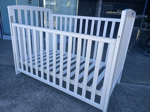 NEW WHITE BABY COT CRIB - SIDE DROP SYSTEM - Picture 4 of 5