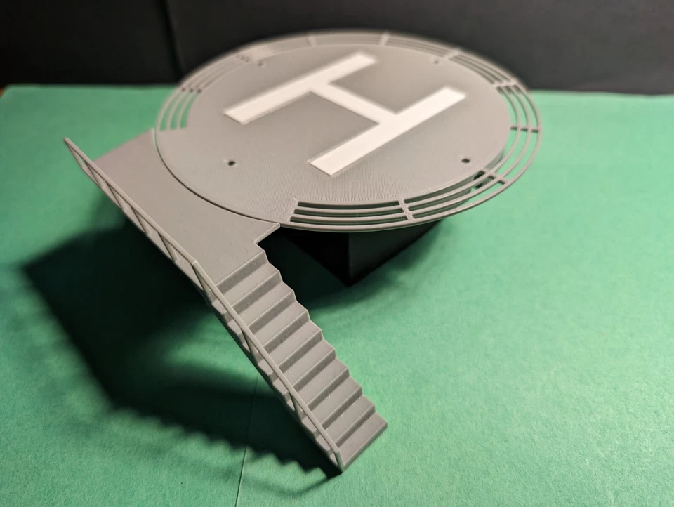 S 1:64 scale heli pad helicopter landing pad w 4x red blinking LEDs - Image 3 of 4