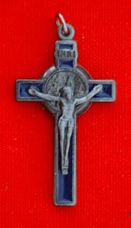 pendentif crucifix croix reliquaire eau de Lourdes étain émail bleu INRI