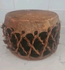 Rzadki stary afrykański bęben ręcznie rzeźbiony korpus z twardego drewna z prawdziwym futrem zwierzęcym. 