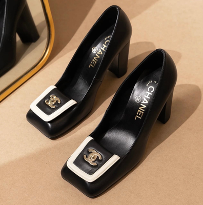 CHANEL ブラックパンプス 35.5 Chanel 26S Blazy Black White Square Toe Turnlock Gold CC Logo