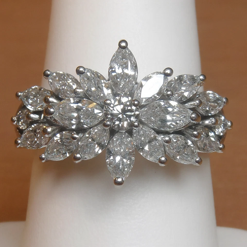 Anillo de compromiso de oro blanco de 14 quilates con diamantes simulados de corte marquesa de 4 quilates 6-10 Foto 2 de 4