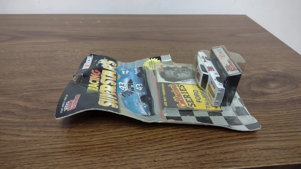 Racing Champions Racing Superstars 1991 1:64 #98 Lee Roy Yarbrough - Daño N24 Foto 3 de 4