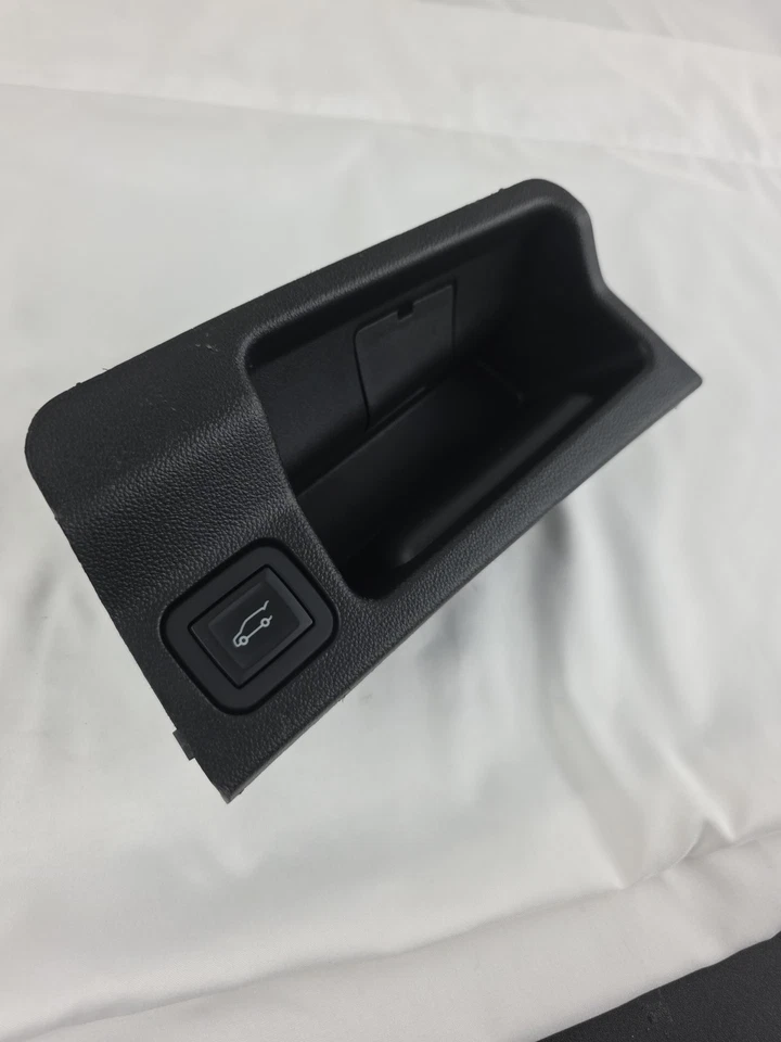 Оригинальная кнопка переключателя спуска задней двери багажника 17-23 GMC Acadia 84158401 - Изображение 3 из 4