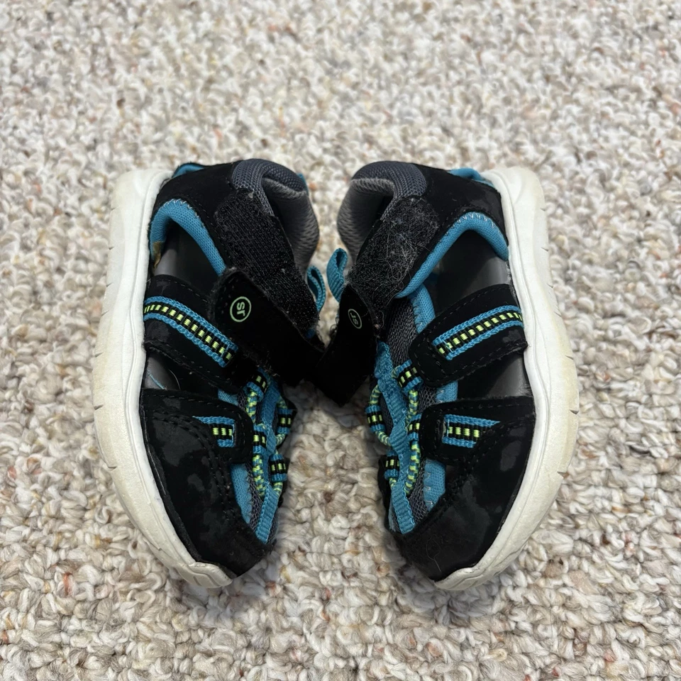 Sandalias Stride Ride para niños pequeños negras y azules Foto 2 de 4