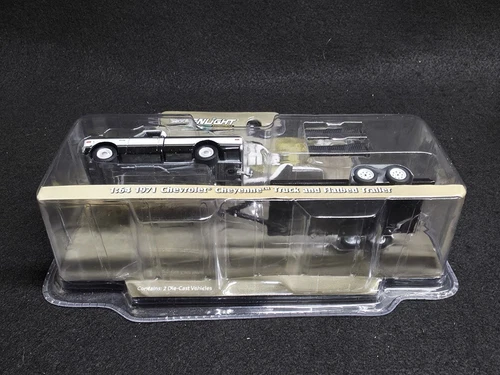 Greenlight Hitch & Tow 1971 Chevrolet Cheyenne Truck and Flatbed Trailer - Picture 4 of 8