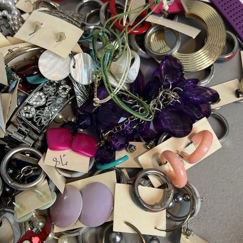 Lote de bisutería pendientes mixtos collares pulseras anillos etc. 4 libras - Imagen 8 de 18