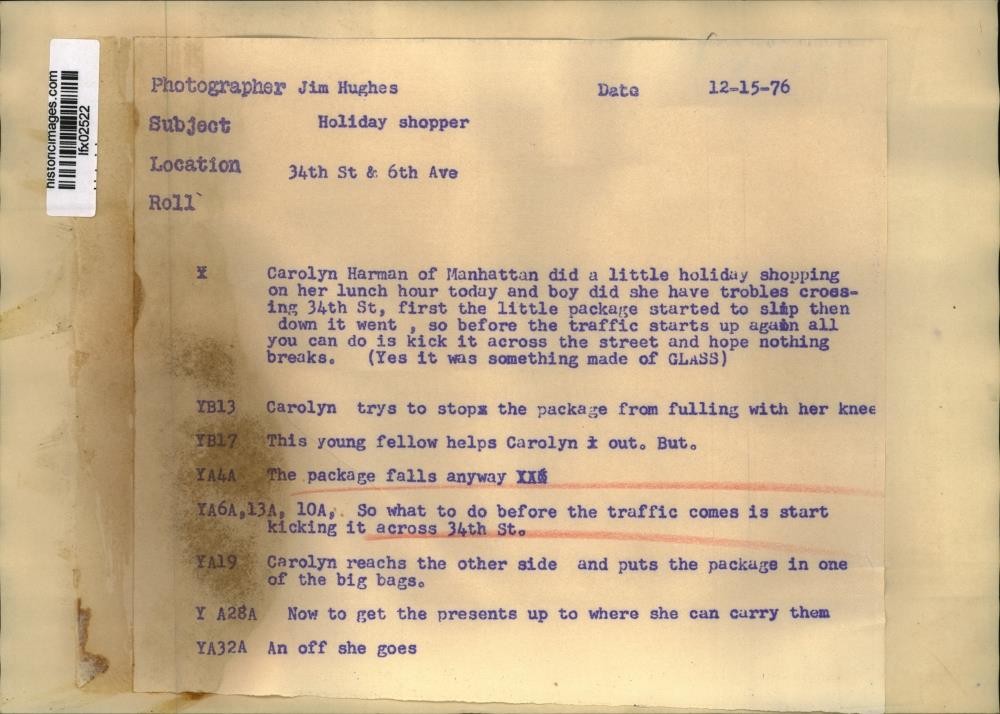 1976 Press Photo Carolyn Harman drops Xmas packages while shopping in NYC