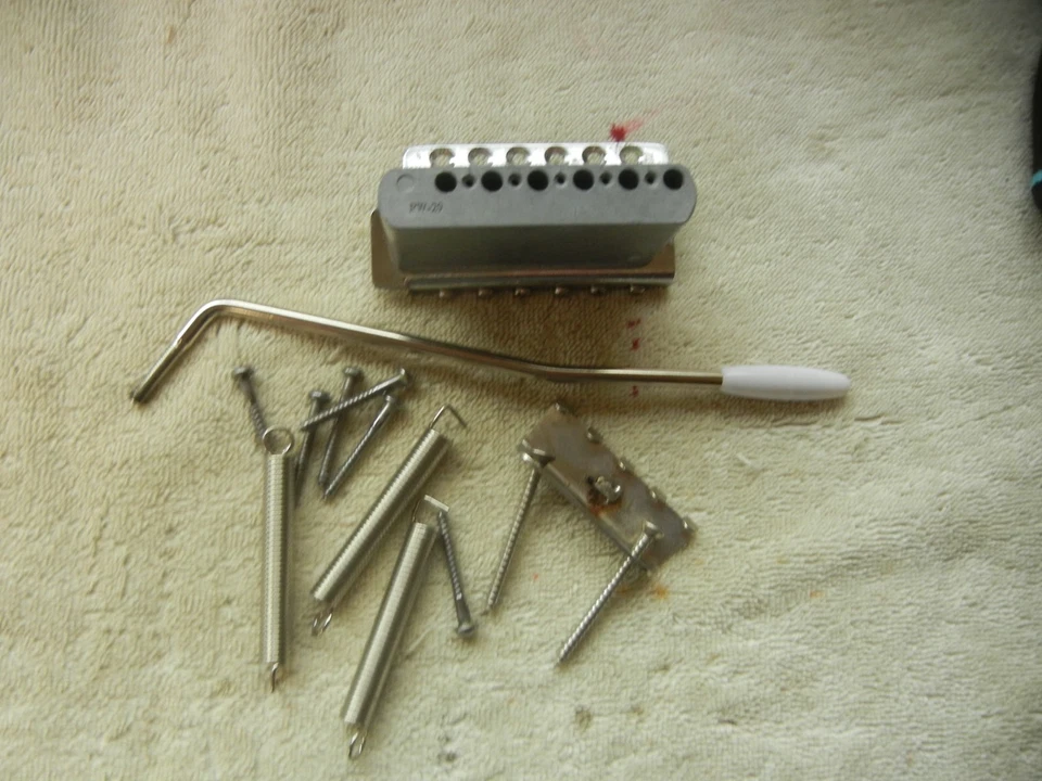 Conjunto de puente de trémolo Fender Standard Stratocaster + barra, garra, 3 resortes, tornillos Foto 2 de 2