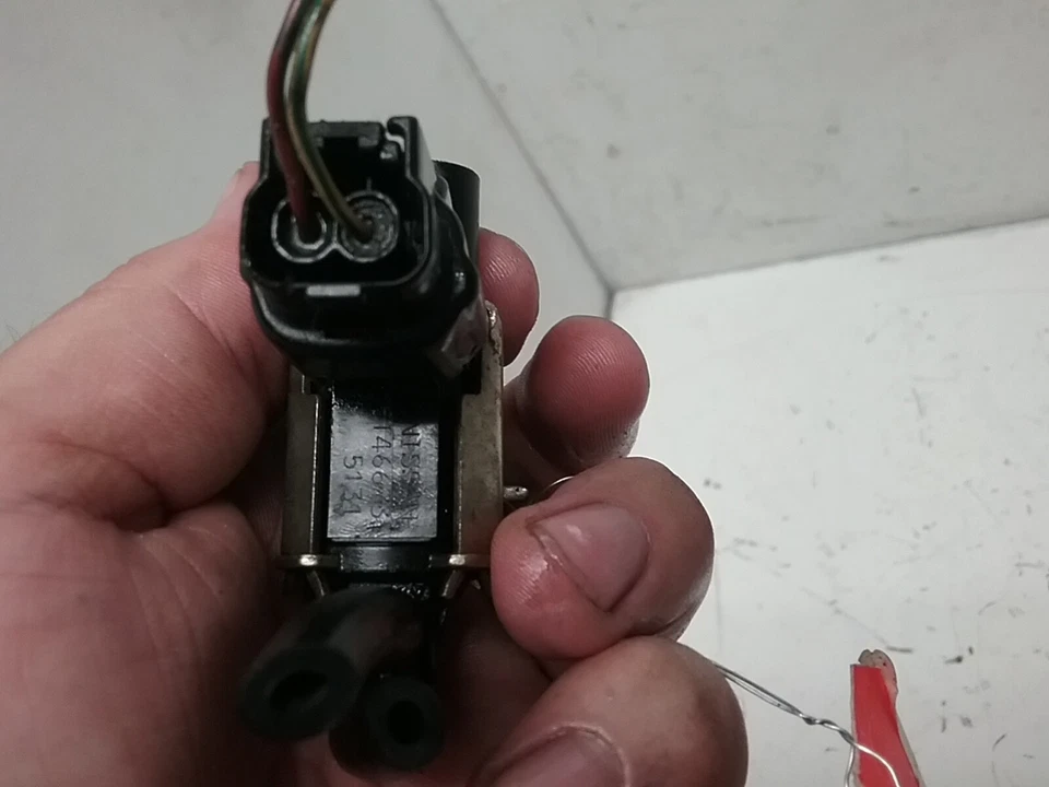 Electroválvula interruptor de vacío Nissan Quest S 2004-2005 K5T46673 (3,5 L V6 A/T 2x2) Foto 2 de 4