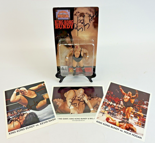 KING KONG BUNDY SIGNIERTE "LEGENDS OF PRO WRESTLING" FIGUR & FOTOS (x3)