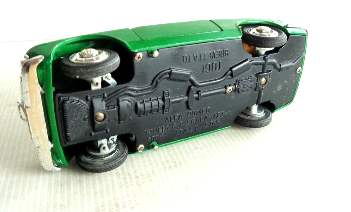 Miniature Togi 1/23 Alfa Romeo Giulia GT - Verte, Intérieur Beige - Occasion (manque Un Feu)