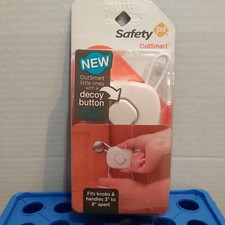 Safety 1st Outsmart Flex Lock HS271. Outsmart little ones with a decoy button