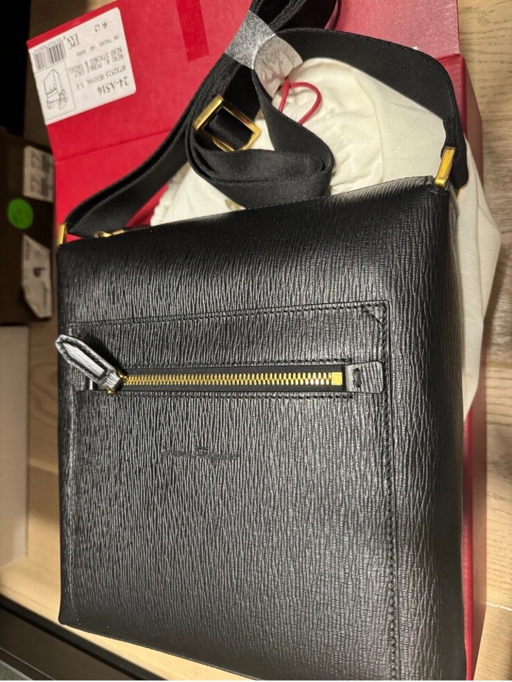 New Salvatore Ferragamo Revival Leather Crossbody Messenger New Salvatore Ferragamo Revival Leather Crossbody Messenger