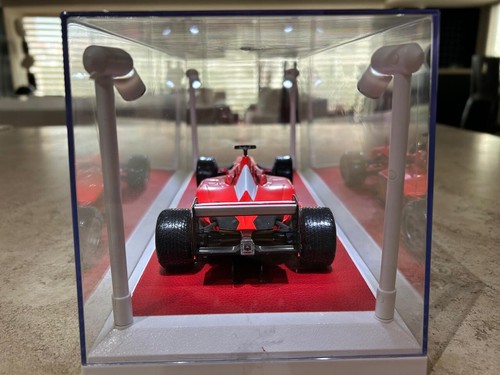 Hot Wheels F1 1:18 M. Schumacher World Champion Ferrari F2001 King of Rain - Picture 13 of 18