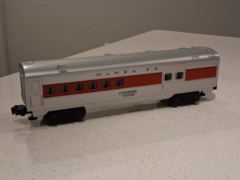 Lionel 16058 Santa Fe Combine illuminated Passenger Car O-Gauge *See Video