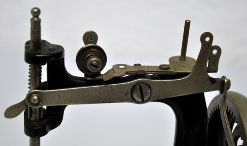 SINGER Sewing Machine Small Antique Hand Crank - Picture 10 of 10