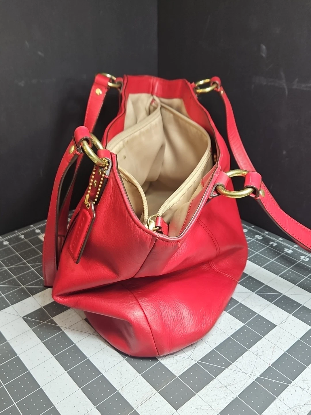 Autentica borsa a tracolla Coach Campbell Belle F24961 in pelle rossa in ottime condizioni