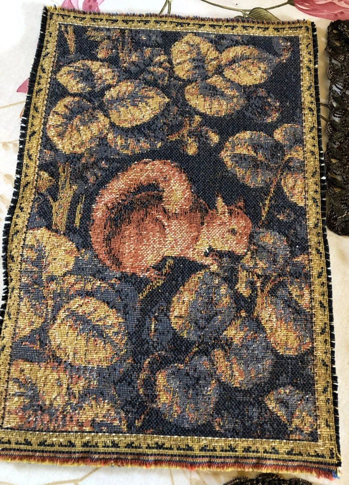 lot anciens napperons tapisserie   dorures velours - Photo 2/4