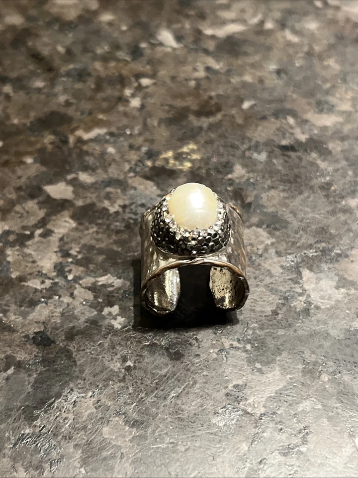 Anillo enchapado en plata con perlas de agua dulce rodeadas de hematita y cristal talla 10 Foto 2 de 4