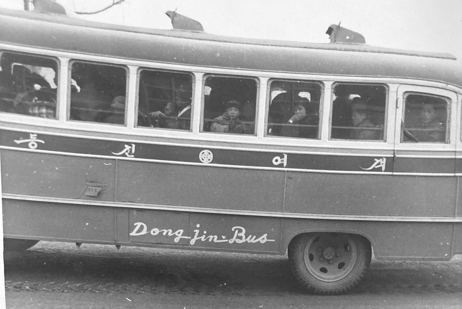 Foto de colección de los soldados de autobús Dongjin de la guerra de Corea abarrotados de la década de 1950