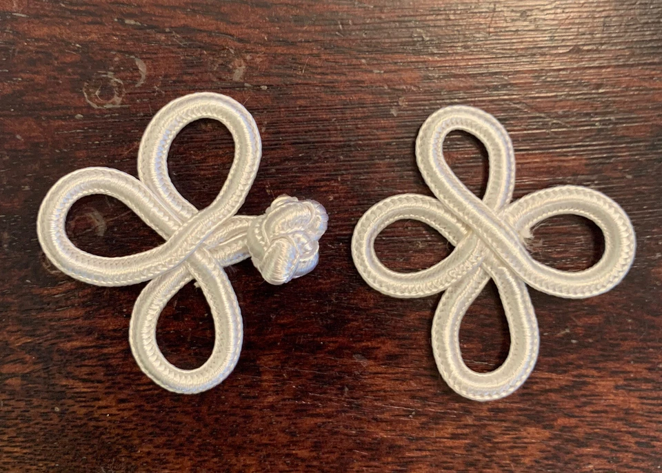 Conector de broche de rana trenzada blanca de 2 piezas 50 mm X 75 mm bordado asiático Foto 2 de 4