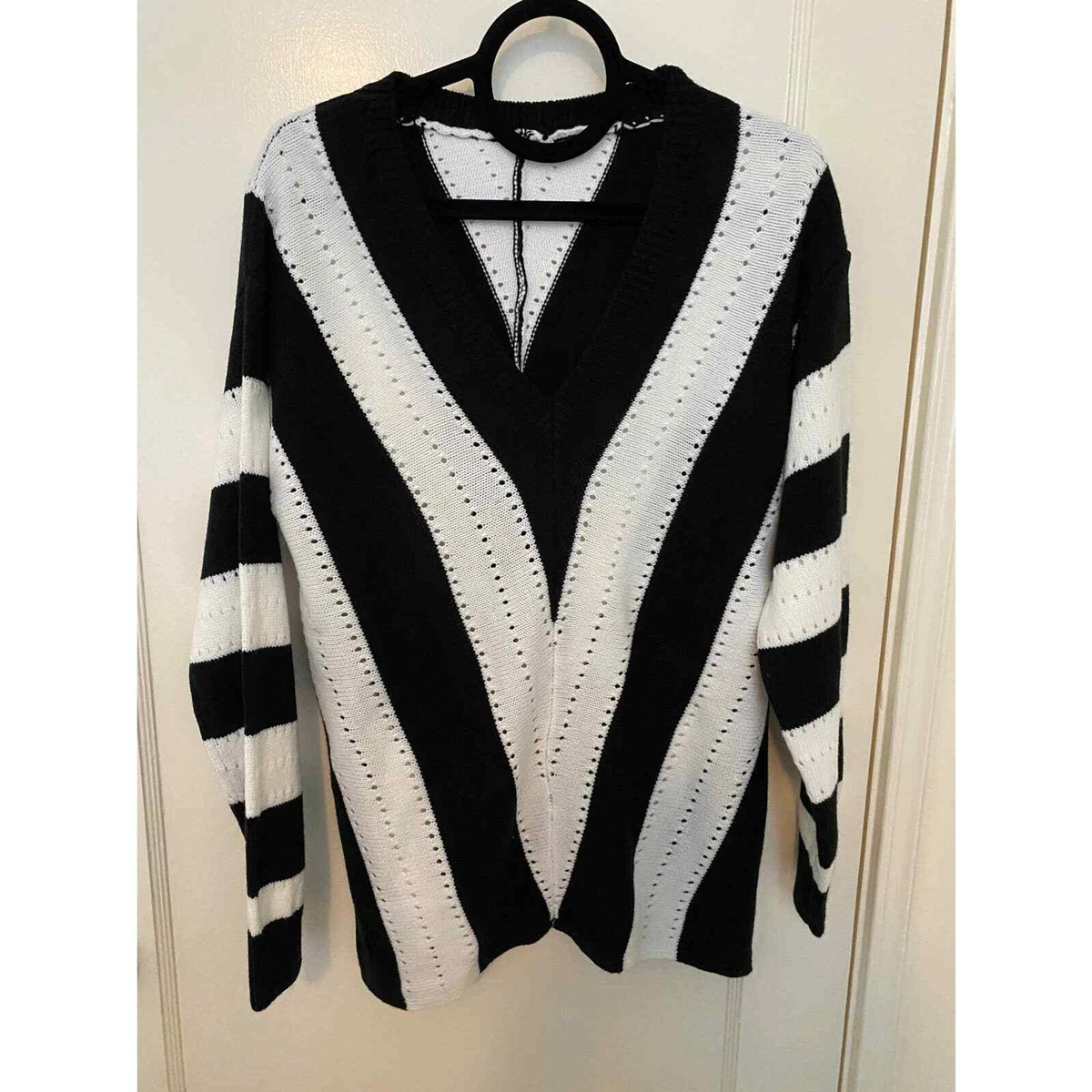 Vintage Black and White Stiped Chevron Pattern V Neck Sweater Size