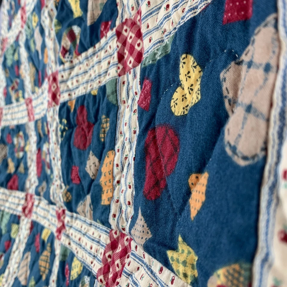 Colcha de retalhos acolchoada à mão corações maçãs azul vermelha bebê boneca berço 26" x 30" - Imagem 3 de 4