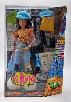 2003 Street Fashions Tika Flavas Puppe mit Accessoires / Mattel B7582, NrfB