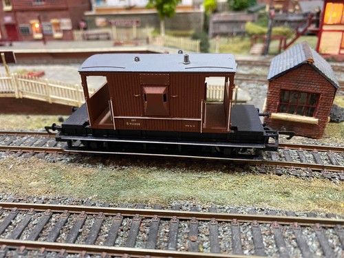 Furgoneta de freno Hornby 20 toneladas n.º B 952008 en librea marrón BR, estado promedio | Condition: Used