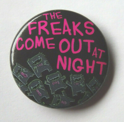 DAVID & GOLIATH BUTTON ANSTECKER BADGE PIN THE FREAKS COME OUT AT NIGHT 2,5cm