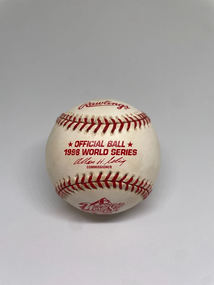 Balón firmado por los Yankees, Scott Brosius 1998 Serie Mundial MVP Foto 2 de 3