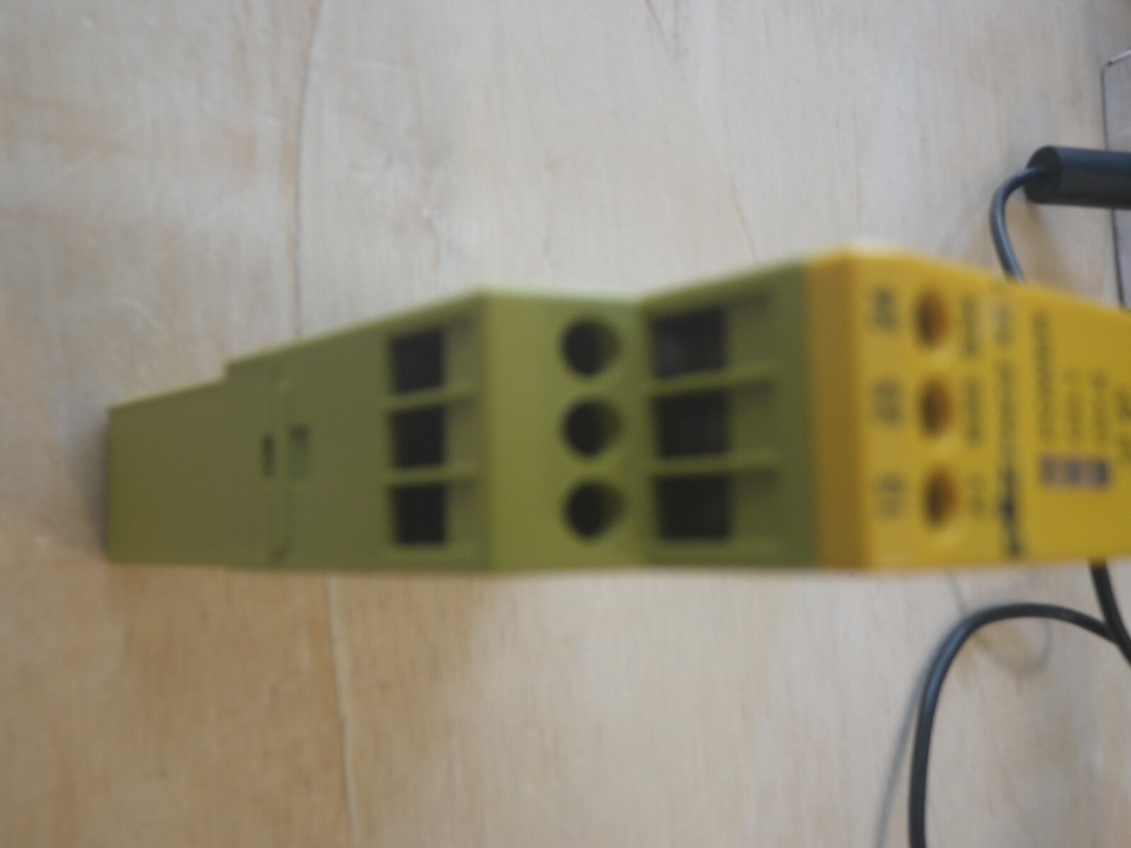 NEW Pilz PNOZ X2.1 774306 Safety Relay 24V (USA)