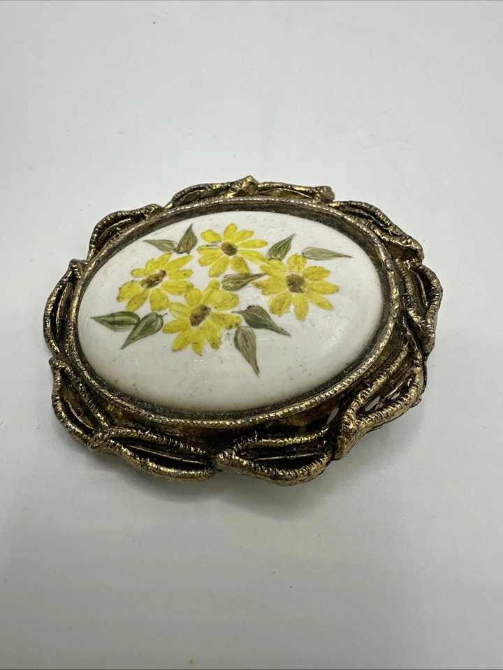 Broche Colgante Amarillo Estilo Camafeo Floral Pintado Porcelana Enmarcada Tono Dorado De Colección Foto 4 de 4