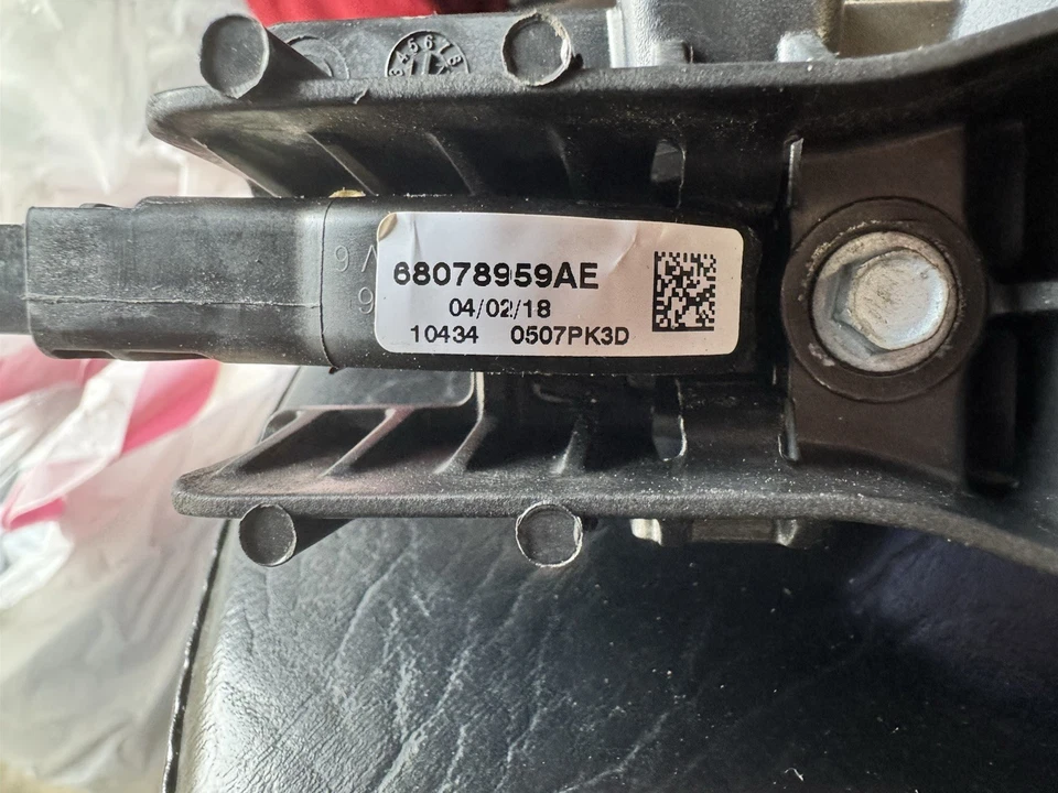 2016-2021 Jeep Grand Cherokee OEM Rear Driver’s Side Chrome Door Handle Foto 3 de 3