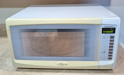 Panasonic NN-S762WF 1.6 Cu. Ft 1300-Watt Microwave White Genius