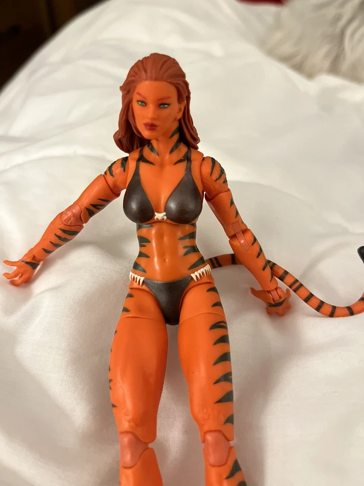 Figura de acción Marvel Legends Tigra (2 CABEZAS + 2 ESCULPIDAS a mano) Retro 2021 Hasbro Foto 3 de 4