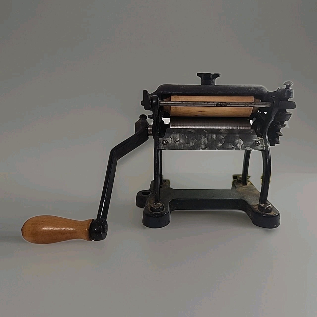 ANTIQUE VITANTONIO HAND CRANK PASTA MAKER/ROLLER - CAST IRON gnocchi & cavatelli
