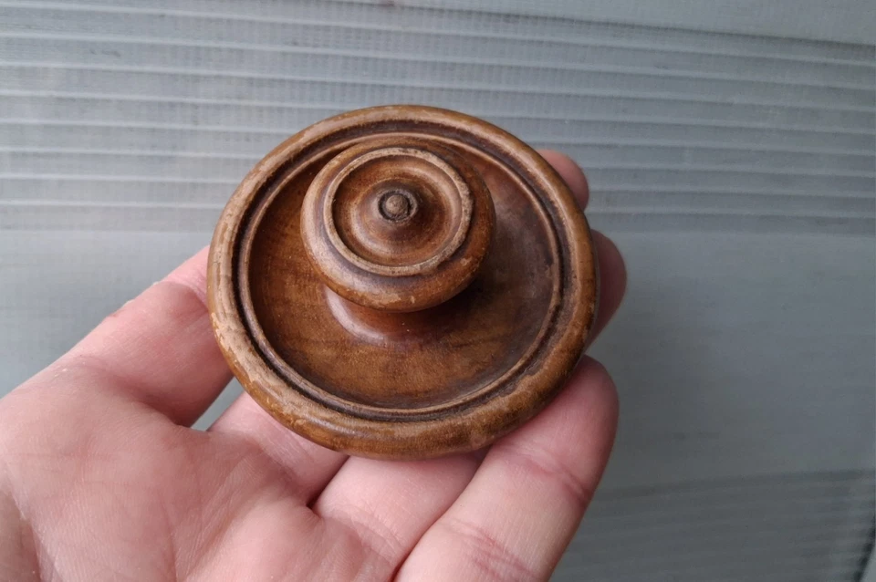 ANCIENNE POIGNÉE DE MEUBLE bouton en BOIS à encastrer , D=5,8cm   N°94D - Photo 2/4