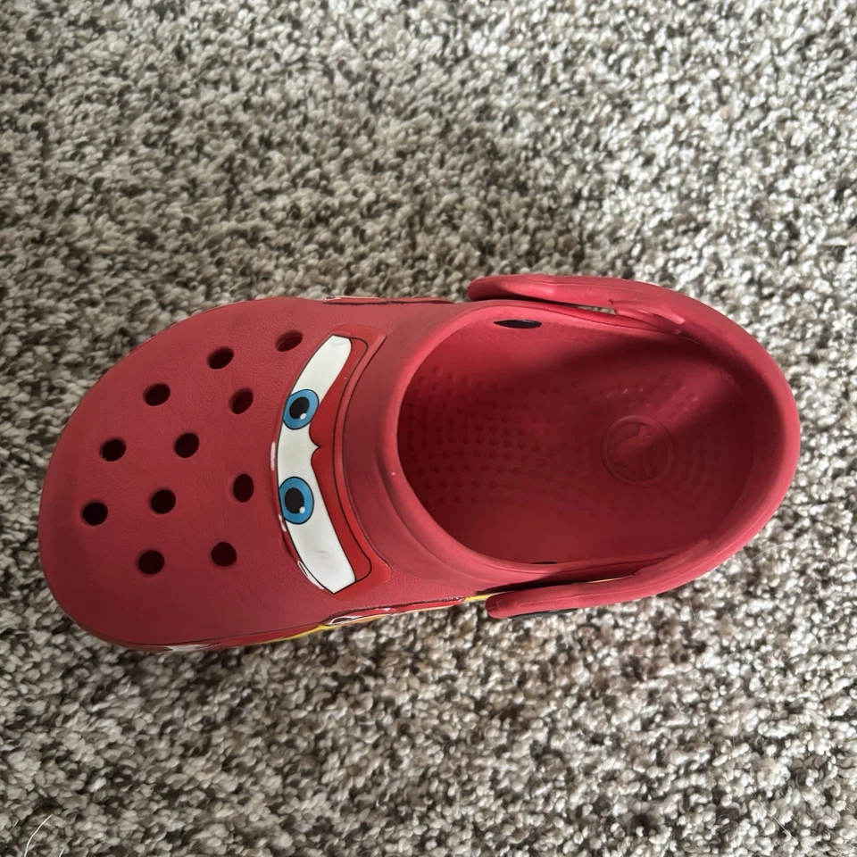 Sandalias Crocs Lightning McQueen Cars 95 para niños pequeños C9 rojas sin cordones Disney Pixar para niños Foto 4 de 4