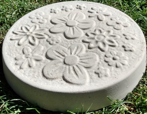 White Round Concrete Daisy Garden Stepping Stones 23cm / 9Inch x 6 - Picture 6 of 7