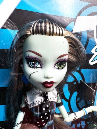 Monster High School Frankie Stein Pet Dog Watzit Puppe 2009 1. Auflage Neu - Bild 19 von 19