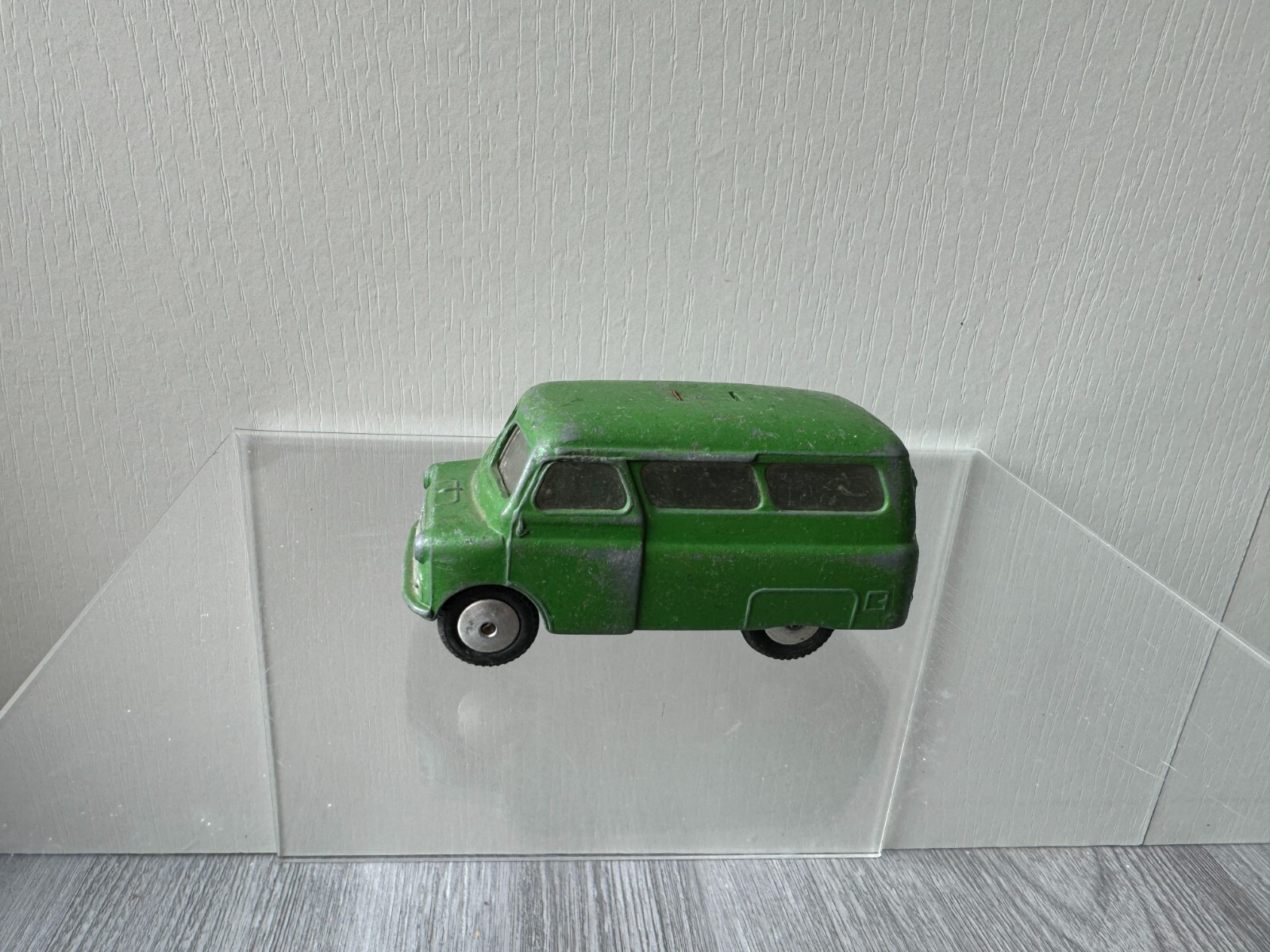 Corgi 423, Bedford Utilecon Fire Tender - Free Price Guide & Review