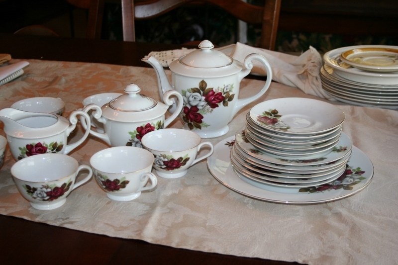 Service, 24 Pcs, Starlite, Roses On White